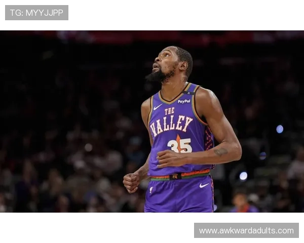 杜兰特无球跑动拉开空间，高效输出改变进攻结构